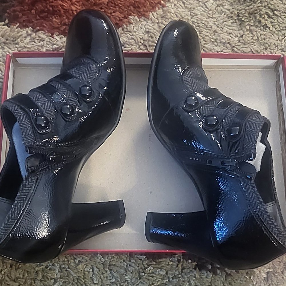 Shoes - Picture 3 of 7